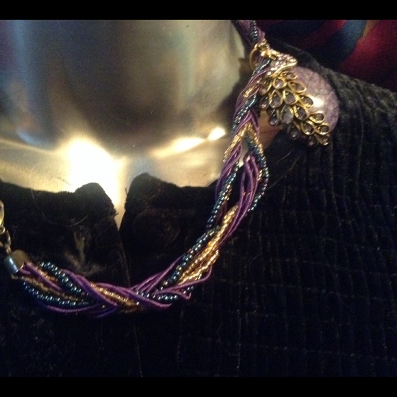 LOVELY PEACOCK NECKLACE In LAVENDER & PURPLE - Picture 3 of 3